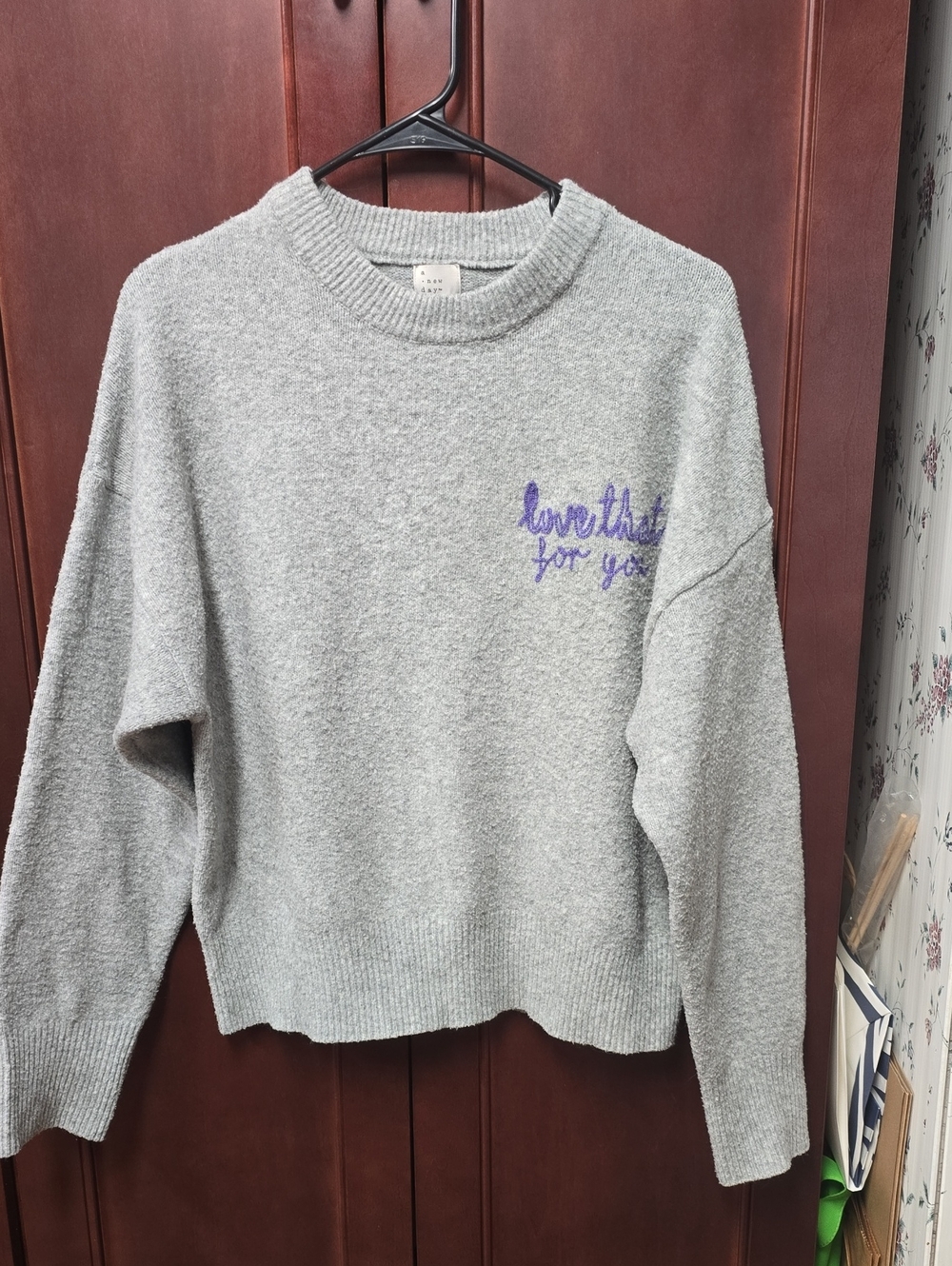 EUC. Cozy Gray Women's Crewneck Sweater with Embroidered Detail. Size L